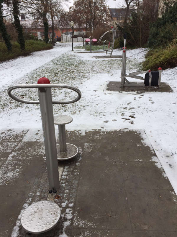 Bewegungsgeräte im Metznerpark nach Installation im Winter 2016, Quelle: Stadt Frankenthal (Pfalz) Bewegungsgeräte im Metznerpark nach Installation im Winter 2016, Quelle: Stadt Frankenthal (Pfalz)