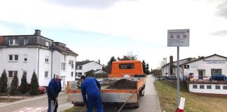 Arbeiter bauen die zerstörte Absperrung auf dem Deich wieder auf. (Foto: RP DA)