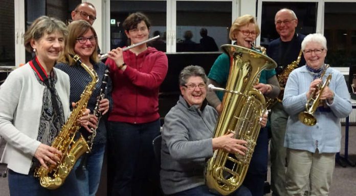 Musikschulleiter Rúnar Emilsson: „Musizieren in der Gruppe macht richtig Spaß!“ (Foto: Stadtverwaltung) Musikschulleiter Rúnar Emilsson: „Musizieren in der Gruppe macht richtig Spaß!“ (Foto: Stadtverwaltung)