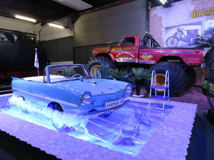 In der neuen Sonderausstellung „Crazy Wheels-Verrücktes auf Rädern“ ist auch ein Amphicar und ein Monstertruck im Auto & Technik Museum in Sinsheim zu besichtigen (Foto: Michael Sonnick)