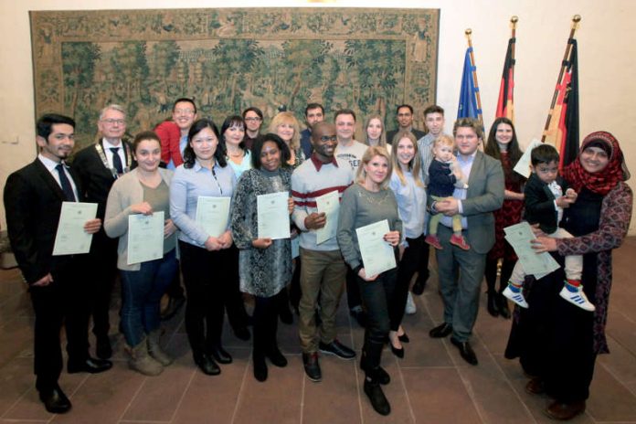 Die frisch gebackenen deutschen Staatsbürger mit dem OB gestern im Pfalzgrafensaal. (Foto: Isabelle Girard de Soucanton)