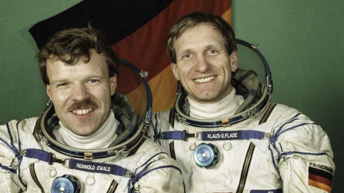 Mir-92-Mission: Die deutschen Astronauten Klaus-Dietrich Flade (re.) und Reinhold Ewald (Ersatzmann), die für den Aufenthalt auf der russ. Raumstation Mir im Kosmonauten-Trainingszentrum Jurij Gagarin in Moskau ausgebildet werden (Aufenthalt Flades auf der Mir, 17. - 25.3.1992).-/Foto,Febr.1992 (Mokletsow)