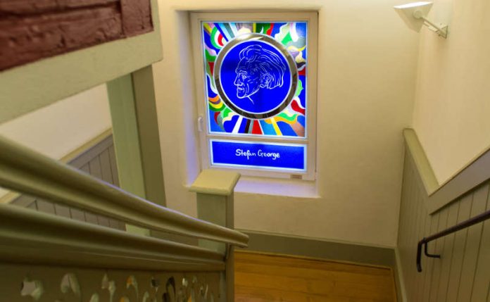 Blick in den Treppenaufgang im Stefan-George-Museum (Foto: Stadt Bingen)