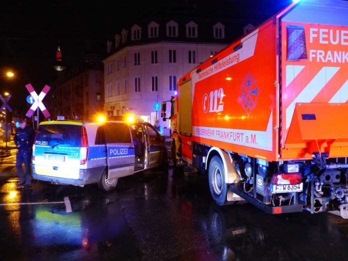 2 beschädigte Fahrzeuge und 4 Verletzte (Foto: Feuerwehr Frankfurt)