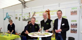 Mitglieder des Zoo-Freundeskreises u.a. im Gespräch mit Landaus BGM Dr. Maximilian Ingenthron (rechts) (Foto: Zoo-Freundeskreis, Landau)