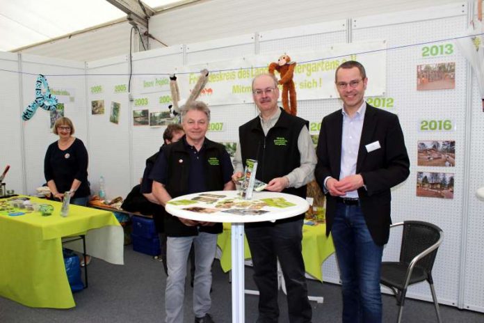 Mitglieder des Zoo-Freundeskreises u.a. im Gespräch mit Landaus BGM Dr. Maximilian Ingenthron (rechts) (Foto: Zoo-Freundeskreis, Landau)