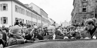 Helmut Kohl und Michail Gorbatschow am Domnapf in Speyer am 10.11.1990. (Foto: Bundesregierung/Wolfgang Lemmerz)