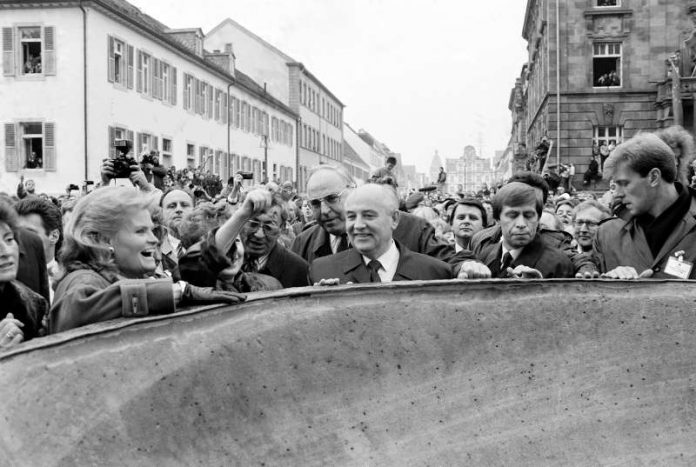 Helmut Kohl und Michail Gorbatschow am Domnapf in Speyer am 10.11.1990. (Foto: Bundesregierung/Wolfgang Lemmerz)