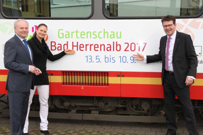 v.l.: Bad Herrenalbs Bürgermeister Norbert Mai, Gartenschau- Geschäftsführerin Sabine Zenker und Geschäftsführer des Karlsruher Verkehrsverbunds Dr. Alexander Pischon präsentieren die neue Gartenschau-Bahn. (Gartenschau Bad Herrenalb 2017)