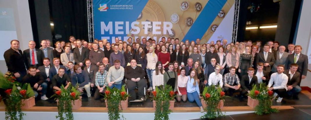 Das große Abschlussfoto mit allen Meistern gemeinsam auf der Bühne (Foto: LSB/B. Eßling)