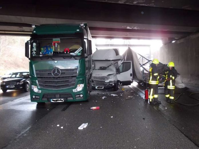 Beteiligte waren ein Sattelzug, ein Kleintransporter und zwei PKW (Foto: Feuerwehr Frankfurt)