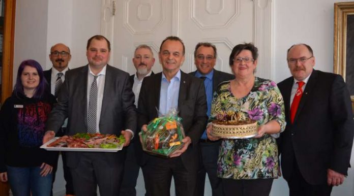 v.l.: Christina Bayer (Südpfalz-Tourismus Landkreis Germersheim (SÜD), Manfred Kreger, Marcus Scherer, Stefan Abele, Landrat Dr. Fritz Brechtel, Axel Schulz, Carmen Stolzenberger (SÜD) und Wolfgang Gehrlein mit regionalen Produkten. (Foto: Kreisverwaltung)