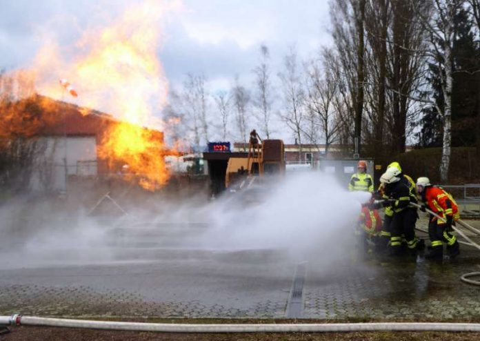 Beim Seminar zur Gasbrandbekämpfung im saarländischen Homburg: Einsatzkräfte des Gefahrstoffzugs Landau / Südliche Weinstraße löschen eine Leckage an einer Gasleitung ab. (Foto: Freiwillige Feuerwehr Landau)