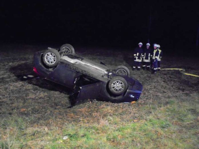 Der Fahrer wurde aus dem PKW befreit (Foto: Feuerwehr)