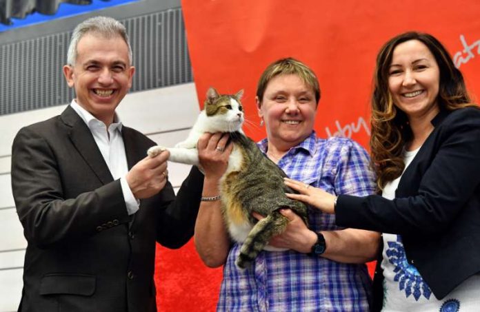 OB Peter Feldmann, Preisträgerin Christa Baus, Stadtverordnete Milkica Romic-Stojanovic (Foto: Rainer Rüffer)