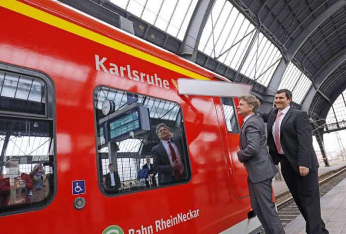 Oberbürgermeister Dr. Frank Mentrup und Peter Rumpf, Leiter Produktion und Technik der DB Regio Mitte und der S-Bahn RheinNeckar, tauften am Hauptbahnhof Karlsruhe das S-Bahn-Fahrzeug 425 220 auf den Namen „Karlsruhe“. (Quelle: Stadtmarketing Karlsruhe GmbH - Foto: ONUK)