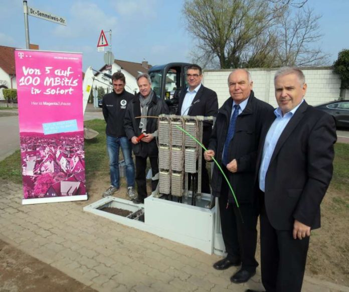 Beim offiziellen Spatenstich mit dabei (v.re.): Karlheinz Echle (Leiter Netzproduktion), OB Löffler, Jürgen Wolf (Infrastrukturvertrieb Südwest), Karl-Heinz Nied (Projektleiter) und Heiko Schmidt (MAWA Baudienstleistungen). (Foto: Stadtverwaltung)