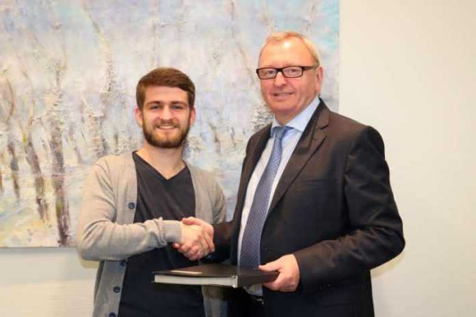 Landrat Ernst Walter Görisch begrüßte Bezirksschornsteinfeger Jonas Schimsheimer und wünschte dem jungen Kehrbezirksinhaber für seine berufliche Tätigkeit viel Erfolg. (Foto: Simone Stier) Landrat Ernst Walter Görisch begrüßte Bezirksschornsteinfeger Jonas Schimsheimer und wünschte dem jungen Kehrbezirksinhaber für seine berufliche Tätigkeit viel Erfolg. (Foto: Simone Stier)