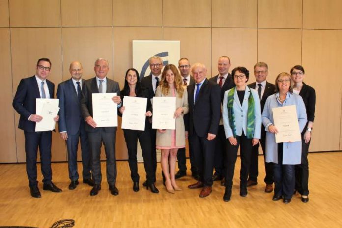 Bei der Überreichung der Breitbandförderbescheide: BM Christian Eheim (Graben-Neudorf), OB Johanees Arnold (Ettlingen), Innenminister Thomas Strobl, BM’in Sylvia Tröger (Stutensee), Landrat Dr. Christoph Schnaudigel, BM’in Cathrin Wöhrle (Zaisenhausen), BM Eric Bänziger (Weingarten), MdL Joachim Kößler, BM Felix Geider (Östringen), MdL Barbara Saebel, MdL Ulli Hockenberger, stellv. BM’in Brigitte Harms-Janssen (Oberderdingen), MdL Christine Neumann (Foto: Landratsamt)