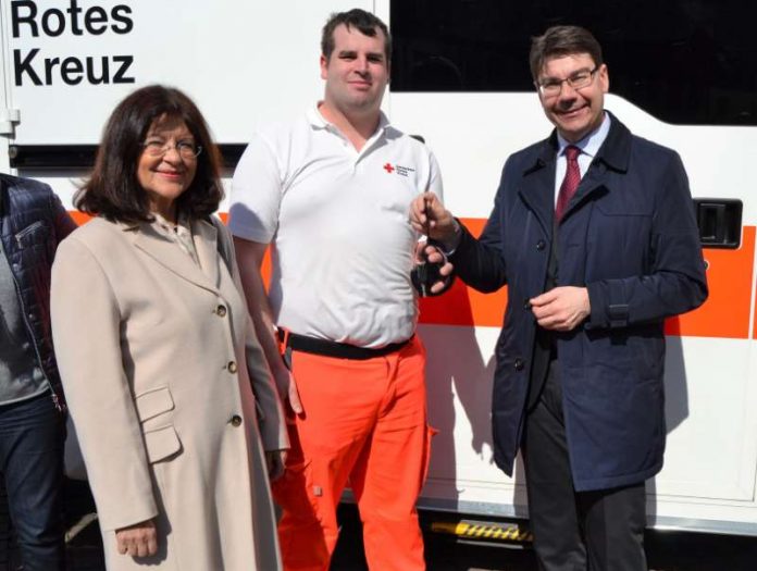 Oberbürgermeister Thomas Hirsch und Landrätin Theresia Riedmaier übergaben symbolisch die Fahrzeugschlüssel des neuen Rettungswagens an Kreisbereitschaftsleiter Michael Mund. (Foto: Stadt Landau in der Pfalz)