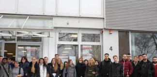 Ein kleiner Teil der neuen Studierenden bei einer von insgesamt vier Führungen über den Campus in der Ernst-Boehe-Straße. (Foto: HS LU))