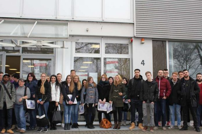 Ein kleiner Teil der neuen Studierenden bei einer von insgesamt vier Führungen über den Campus in der Ernst-Boehe-Straße. (Foto: HS LU))