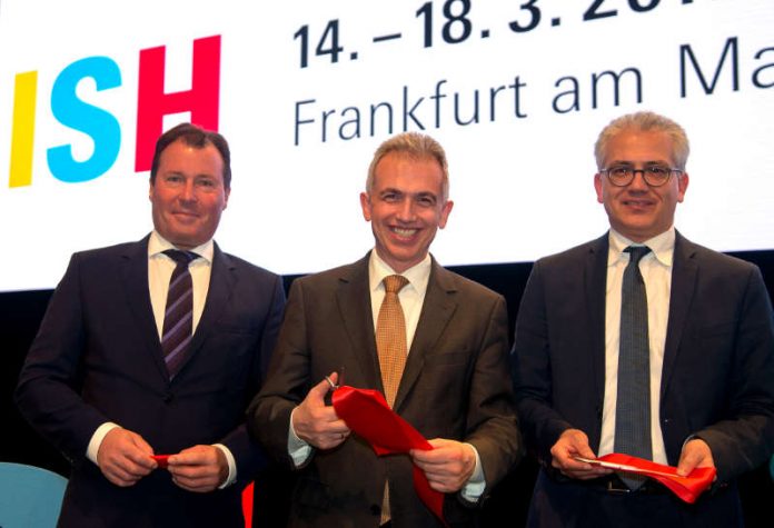 Wolfgang Marzin, OB Peter Feldmann und Tarek Al-Wazir bei Eröffnung der Weltleitmesse ISH (Foto: Bernd Kammerer)