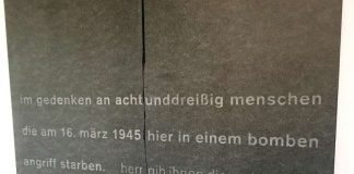 Eine Gedenktafel im Kreuzgang der Pfarrei Heilig Kreuz erinnert an die Menschen, die beim Bombenangriff auf die Stadt Landau am 16. März 1945 dort den Tod fanden. (Foto: Stadt Landau in der Pfalz)