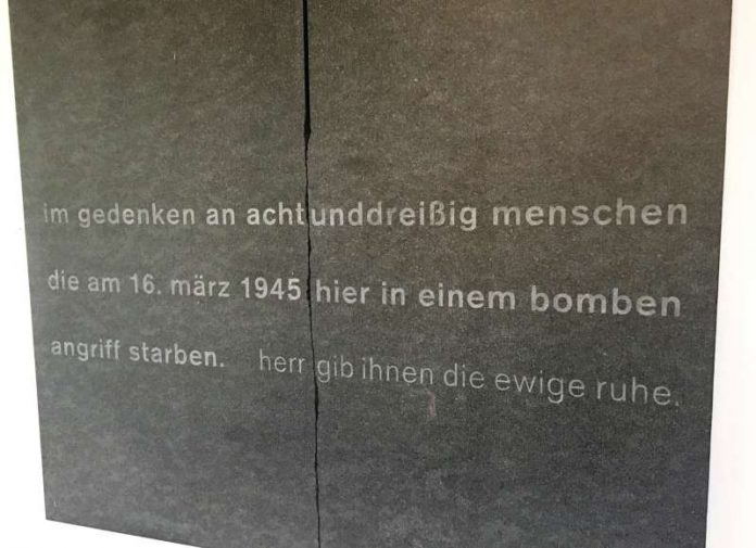 Eine Gedenktafel im Kreuzgang der Pfarrei Heilig Kreuz erinnert an die Menschen, die beim Bombenangriff auf die Stadt Landau am 16. März 1945 dort den Tod fanden. (Foto: Stadt Landau in der Pfalz) Eine Gedenktafel im Kreuzgang der Pfarrei Heilig Kreuz erinnert an die Menschen, die beim Bombenangriff auf die Stadt Landau am 16. März 1945 dort den Tod fanden. (Foto: Stadt Landau in der Pfalz)