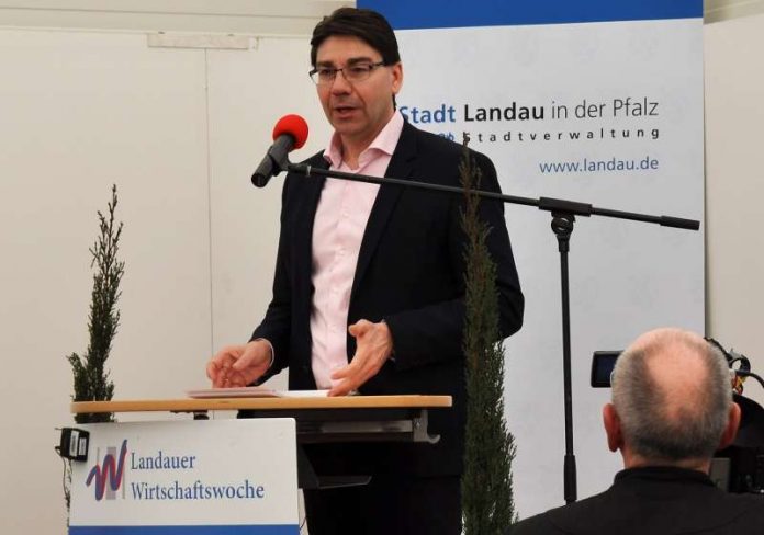 Die Landauer Wirtschaftswoche sei ebenso Schaufenster der Region wie Plattform überregionaler Angebote, betonte Oberbürgermeister Thomas Hirsch in seiner Eröffnungsrede in Halle 8 auf dem Messegelände. (Foto: Stadt Landau in der Pfalz) Die Landauer Wirtschaftswoche sei ebenso Schaufenster der Region wie Plattform überregionaler Angebote, betonte Oberbürgermeister Thomas Hirsch in seiner Eröffnungsrede in Halle 8 auf dem Messegelände. (Foto: Stadt Landau in der Pfalz)