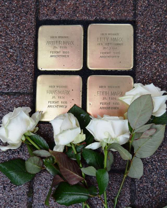 Im Ostring wurden Stolpersteine für Arthur, Lilly, Hans und Edith Marx verlegt. Mitglieder der Familie Marx nahmen an der Verlegung teil. (Foto: Stadt Landau in der Pfalz)