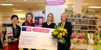 v.l.: Karstadt-Filialgeschäftsführerin Doreen Jaschinski, Präses Evangelisches Dekanat Mainz Dr. Birgit Pfeiffer, „wellcome“ Koordinatorin Simone Jaensch und Sybille Beiler-Matthäi (Evangelische Familienbildung Mainz) (Foto: Karin Weber)