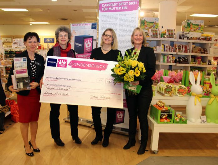 v.l.: Karstadt-Filialgeschäftsführerin Doreen Jaschinski, Präses Evangelisches Dekanat Mainz Dr. Birgit Pfeiffer, „wellcome“ Koordinatorin Simone Jaensch und Sybille Beiler-Matthäi (Evangelische Familienbildung Mainz) (Foto: Karin Weber) v.l.: Karstadt-Filialgeschäftsführerin Doreen Jaschinski, Präses Evangelisches Dekanat Mainz Dr. Birgit Pfeiffer, „wellcome“ Koordinatorin Simone Jaensch und Sybille Beiler-Matthäi (Evangelische Familienbildung Mainz) (Foto: Karin Weber)