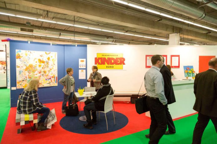 Kinderbüro wirbt auf der Messe Creativeworld um Kreativspenden für die KinderArt! (Foto: Joche Günther/Messe Frankfurt GmbH)