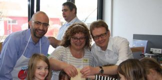 Jerome Braun, Fiorella Demitri, Dr. Thomas Gebhart und einige Kinder der 2c (Foto: Stiftung Hänsel + Gretel)