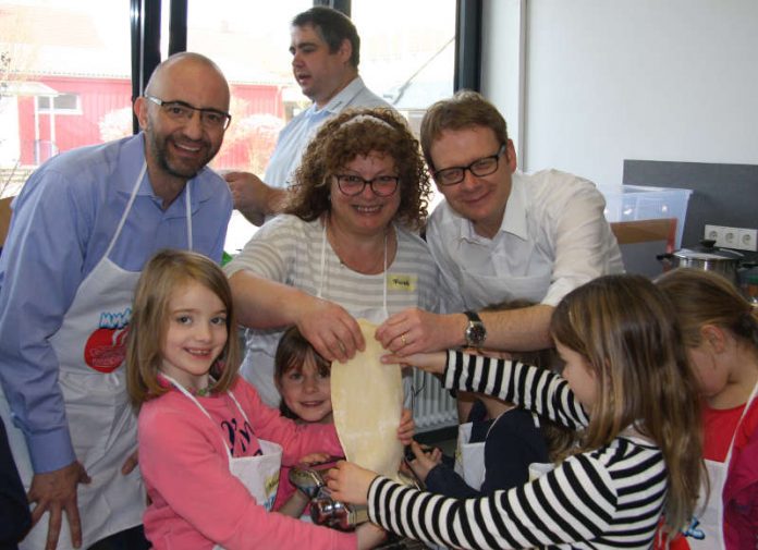 Jerome Braun, Fiorella Demitri, Dr. Thomas Gebhart und einige Kinder der 2c (Foto: Stiftung Hänsel + Gretel) Jerome Braun, Fiorella Demitri, Dr. Thomas Gebhart und einige Kinder der 2c (Foto: Stiftung Hänsel + Gretel)