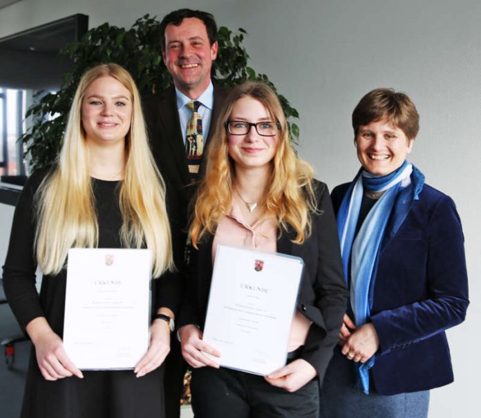 Marie Richter (Sie nahm den Preis für ihren Bruder Christoph Richter entgegen.), Georg Ehrmann vom Deutschen Altphilologenverband, Lena König sowie Cornelia Schwartz vom Philologenverband. (Foto: Ministerium für Bildung)