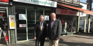 OB Peter Feldmann und Reinhard Birkert vor der Kleinmarkthalle (Foto: Tarkan Akman)