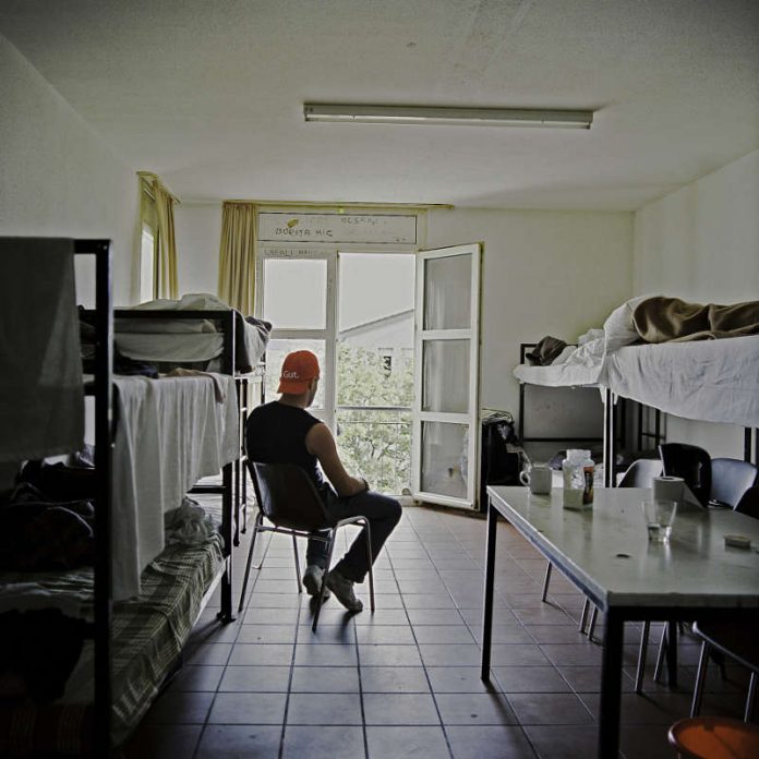 Der gebürtige Iraner Shooresh Fezoni beschreibt fotografisch die Lebenssituationen von Flüchtlingen unter dem Aspekt „Warten“. Das Foto zeigt einen Flüchtling in einer Gemeinschaftsunterkunft in Mannheim. (Foto: Shooresh Fezoni)
