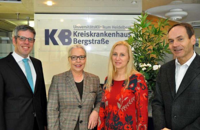 Landrat Christian Engelhardt, Rauthgundis von Gatterburg, Erste Kreisbeigeordnete Diana Stolz und Stephan Hörl, Geschäftsführer des Kreiskrankenhauses (Foto: Kreis Bergstraße)