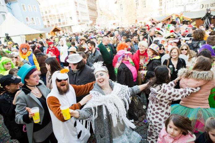 Eine Straßenfastnacht wie aus dem Bilderbuch feierten am 26. Februar die Narren auf dem Wormser Obermarkt. (Foto: Bernward Bertram)