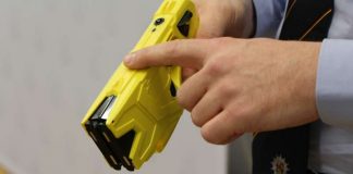 Präsentation eines Tasers (Foto: MdI)