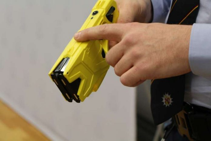 Präsentation eines Tasers (Foto: MdI)