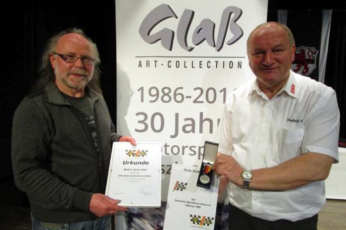 Künstler Walter-Heinz Glaß (links) aus Lambrecht wird von Friedhelm Kissel vom DSK ausgezeichnet (Foto: Michael Sonnick)