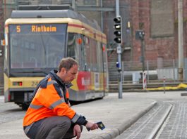 Schnee- und eisfrei dank Fernwärme: Mario Naumburg von den Verkehrsbetrieben Karlsruhe überzeugt sich mit einem Infrarot-Thermometer von der Funktionstüchtigkeit der Weichenheizung an der Wendeschleife am Karlsruher Rheinhafen (Fotos: VBK)