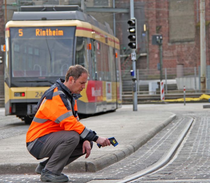 Schnee- und eisfrei dank Fernwärme: Mario Naumburg von den Verkehrsbetrieben Karlsruhe überzeugt sich mit einem Infrarot-Thermometer von der Funktionstüchtigkeit der Weichenheizung an der Wendeschleife am Karlsruher Rheinhafen (Fotos: VBK)