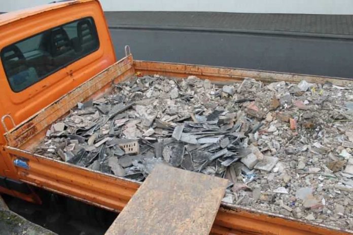 Die Arbeiter wollten vorschriftswidrig insgesamt 26 Asbestplatten entsorgen Die Arbeiter wollten vorschriftswidrig insgesamt 26 Asbestplatten entsorgen