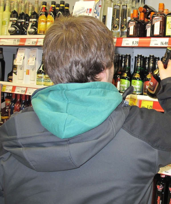 Um zu prüfen, ob beim Verkauf von Alkohol das Jugendschutzgesetz eingehalten wird, sind im Auftrag des Landratsamtes und begleitet von der Polizei Testkäufer unterwegs. (Foto: Landratsamt)