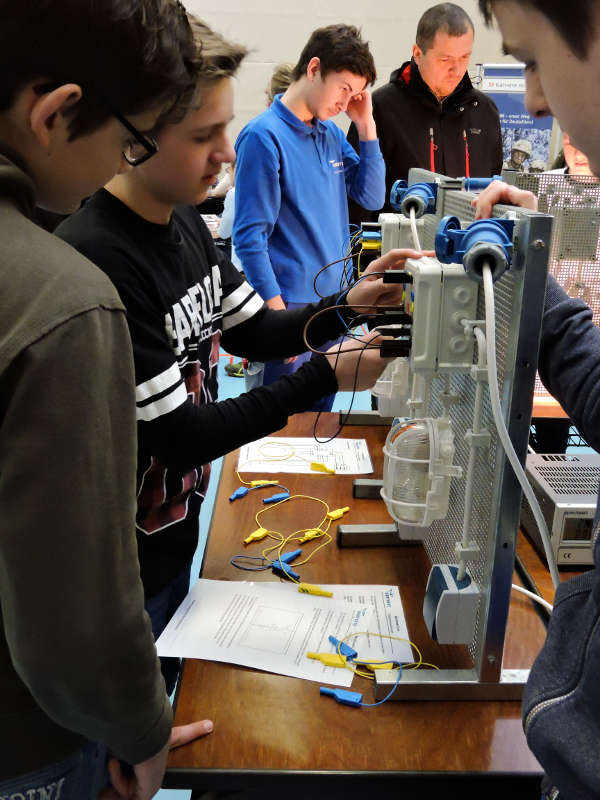 Zwei Interessierte Schüler beim Verdrahten einer Wechselschaltung. (Foto: Westnetz GmbH) Zwei Interessierte Schüler beim Verdrahten einer Wechselschaltung. (Foto: Westnetz GmbH)