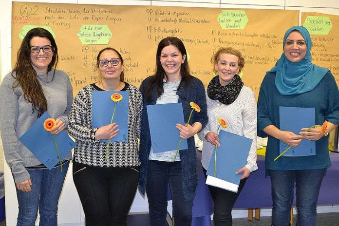 Fünf der acht ausländischen Fachkräfte, die erfolgreich ein Anerkennungs-praktikum an der UMM absolviert haben. (Foto: UMM) Fünf der acht ausländischen Fachkräfte, die erfolgreich ein Anerkennungs-praktikum an der UMM absolviert haben. (Foto: UMM)